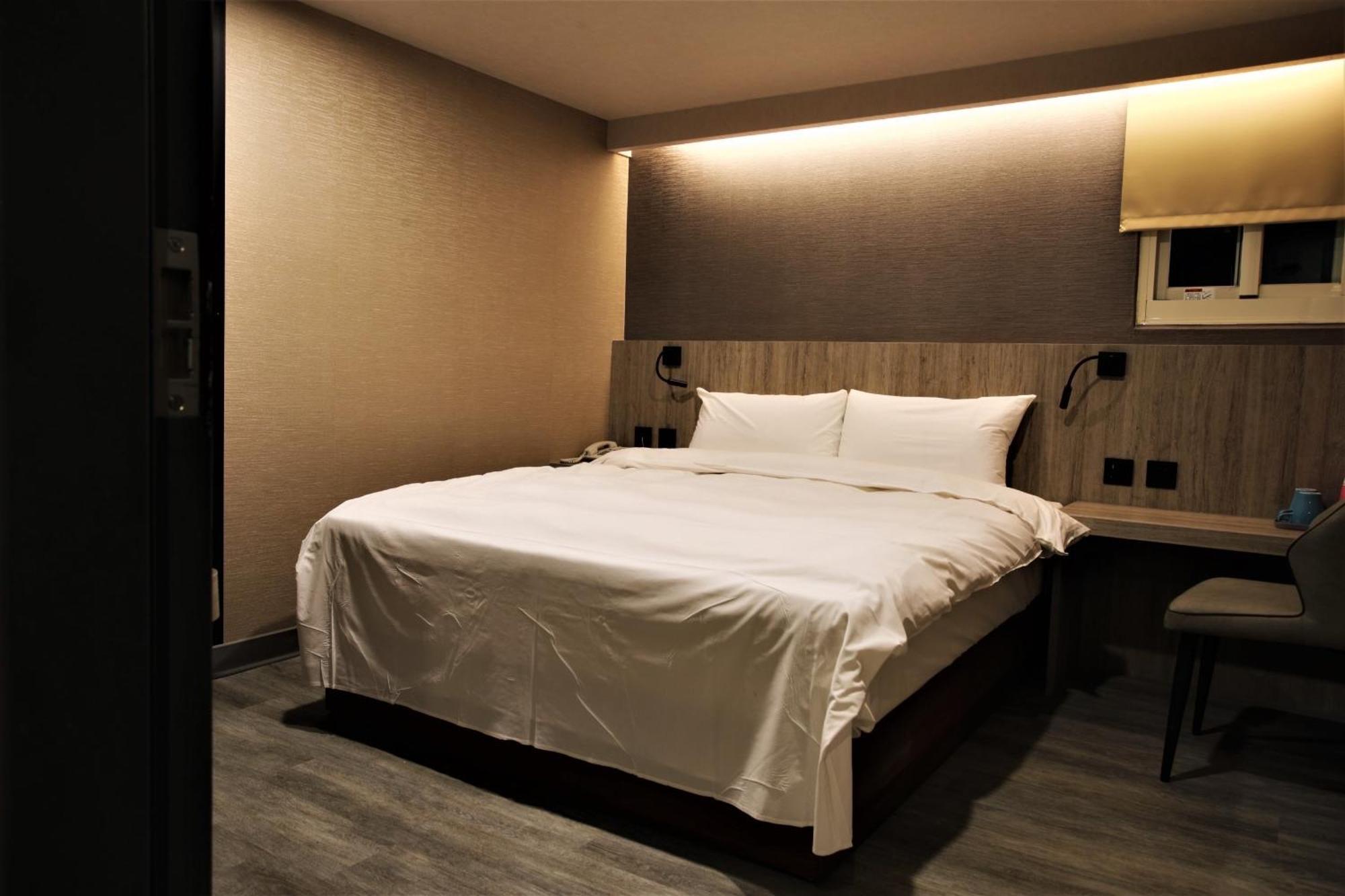 Golden Home Hotel Тайбэй Экстерьер фото